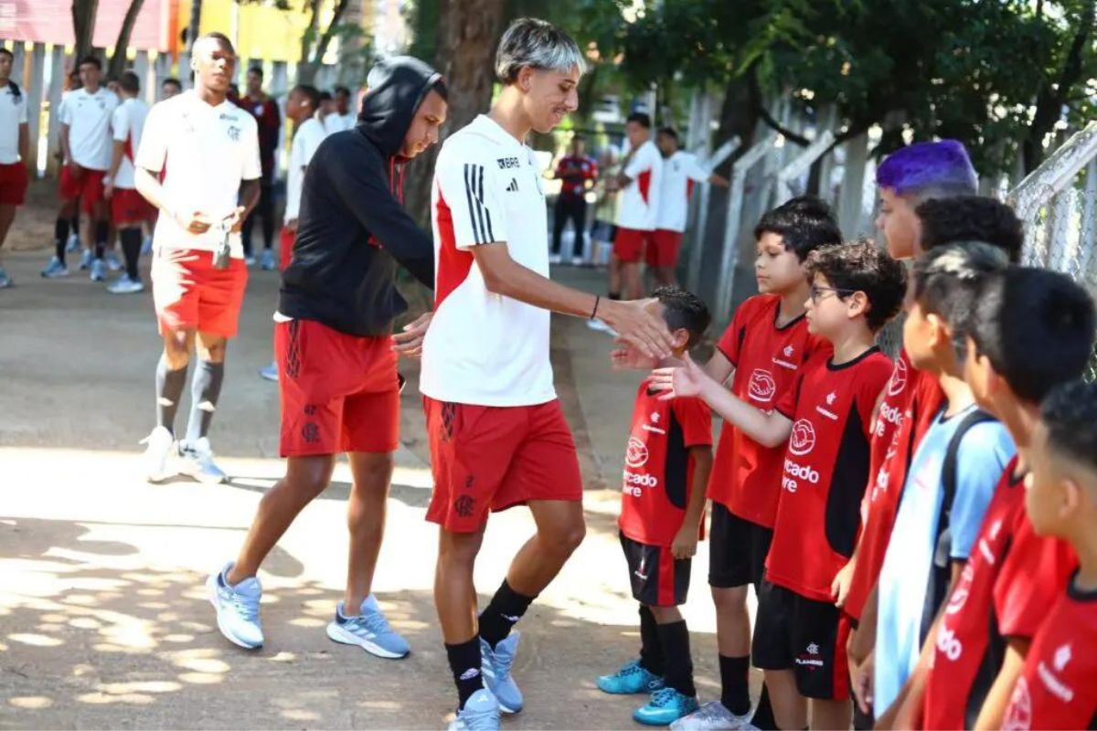 TIME DO FLAMENGO NA COPINHA RECEBE VISITA DE CRIANÇAS DA ESCOLINHA DO CLUBE, EM SÃO PAULO